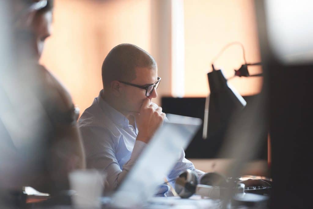 Startup, utvecklare vid datorn i ett modernt kontor
