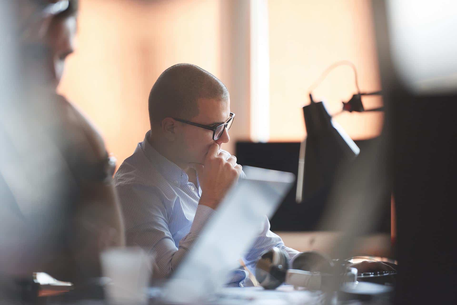 Startup, utvecklare vid datorn i ett modernt kontor