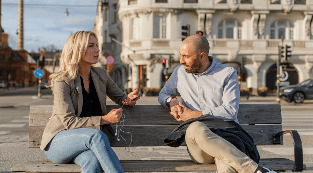 Arbetsmiljöarbete, samtal på bänk i citymiljö